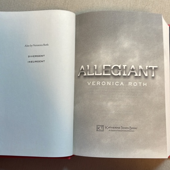 🌈2/$8  Allegiant #3 in the Divergent Series - Picture 7 of 12